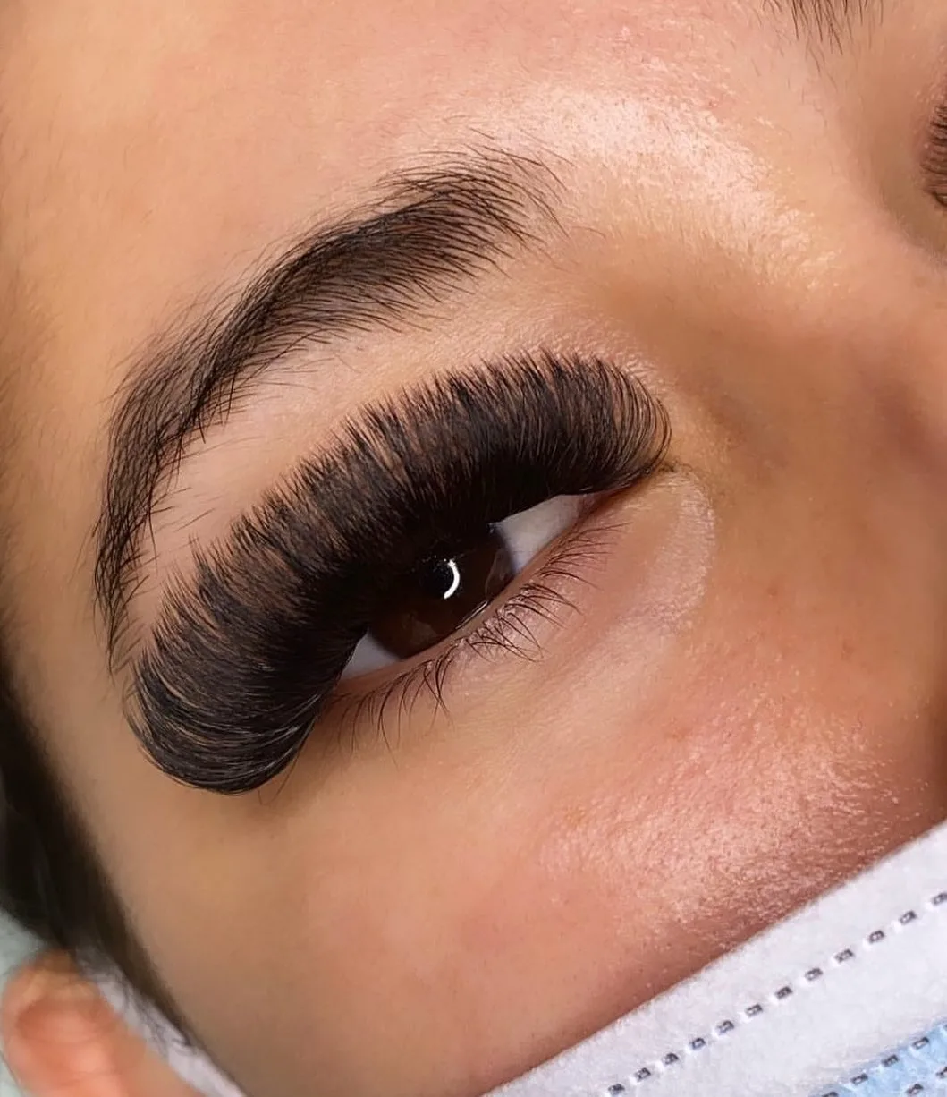 Dense fluffy mega-volume lash fan macro