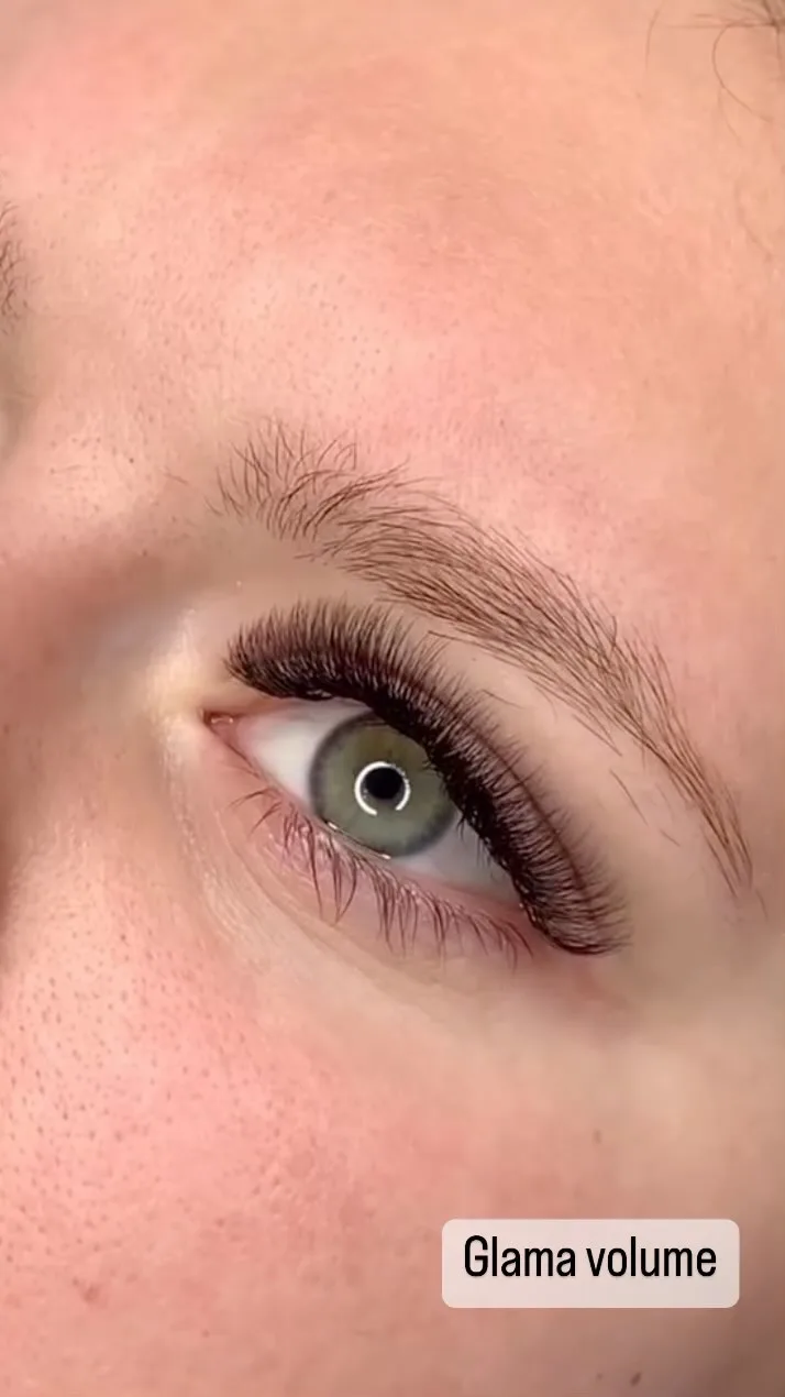 Glama volume lash extensions on a green eye