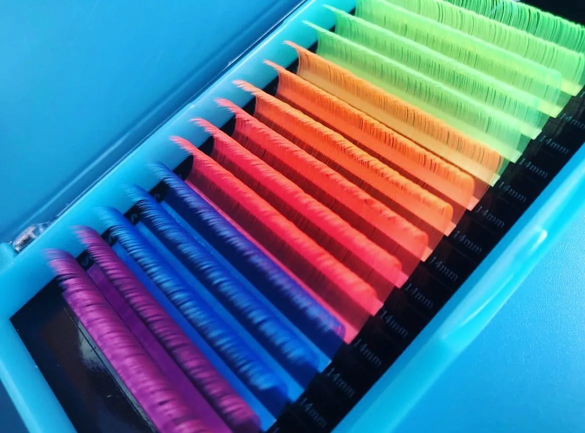 Rainbow-coloured lash extension fans in tray — 14mm